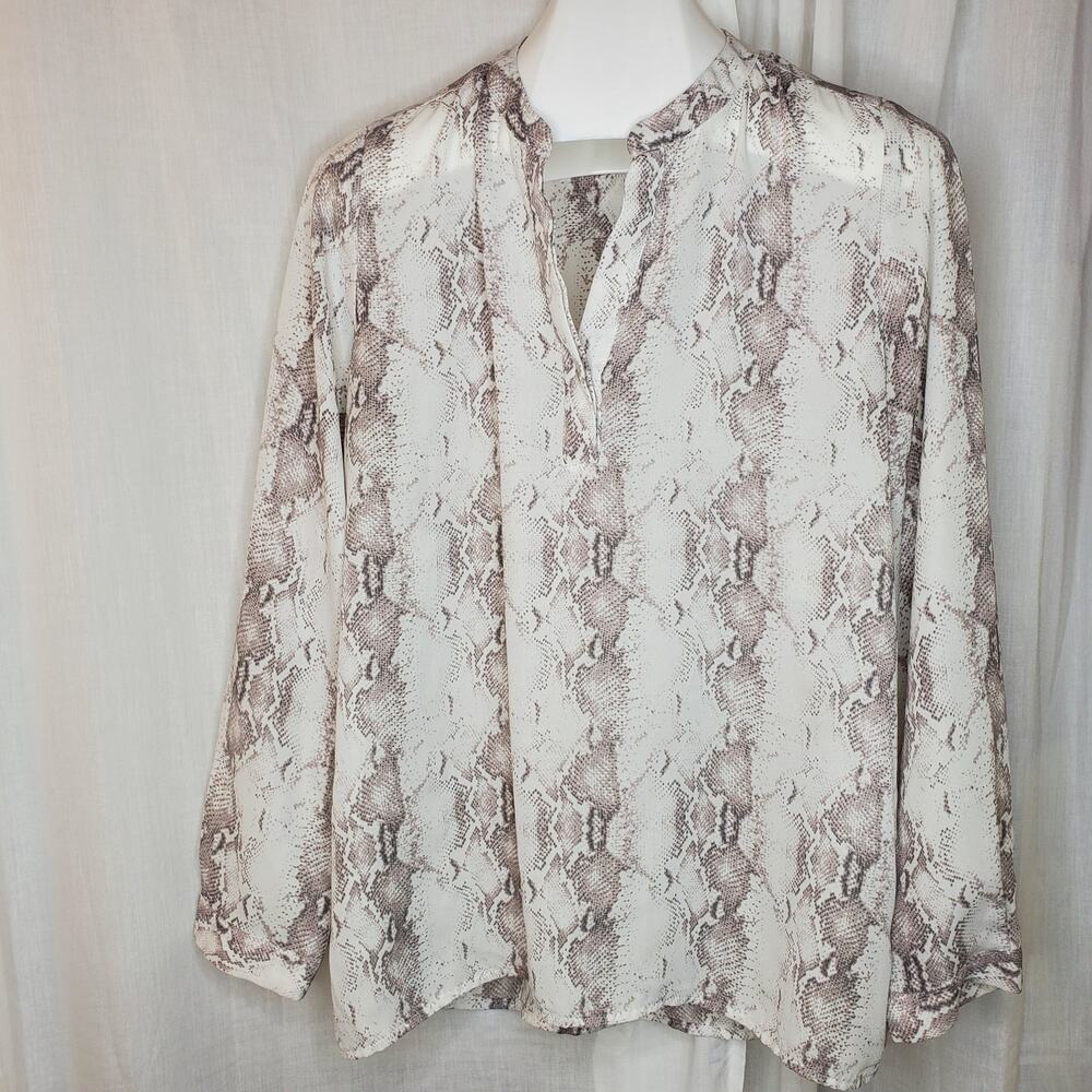 Emma & Olivia Cream/Gray Snakeprint Split Neck Top, L
